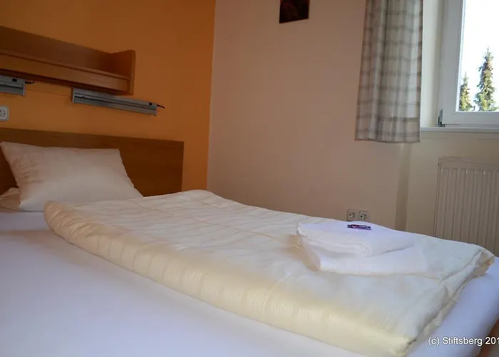 Stiftsberg - Bildungs- Und Freizeitzentrum Vandrarhem *